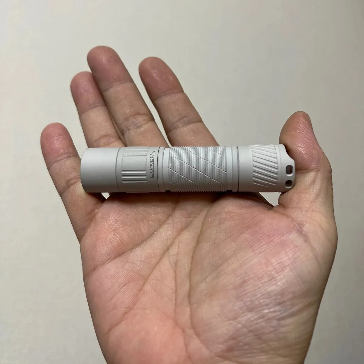 MAO Convoy S2+ 519A LED High CRI 18650 Flashlight Orange Peel Flooding Light 12 Groups Modes Compact LED Torch MAO Convoy S2+ 519A LED High CRI 18650 Flashlight Orange Peel Flooding Light 12 Groups Modes Compact LED Torch
