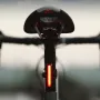MAGICSHINE SEEMEE 30 Smart Bike Rear Light 7 modalità di illuminazione Sistema di rilevamento della luce integrato IPX6 impermeabile Ricaricabile tramite USB Distanza di illuminazione 800 m Guida sicura per MTB Bici da strada