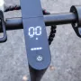 [EUA DIRETO] Scooter elétrica EmokoT4 PRO Motor 350W Bateria 36V 10,4Ah Pneus de 8,5 polegadas Quilometragem 28-35KM Carga máxima 120KG Scooter elétrica dobrável com aplicativo