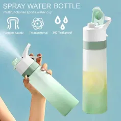 2 az 1-ben sportos vizes palack beépített ködpermetezővel 650 ml-es hordozható, környezetbarát hidratáló fitneszpalack, könnyen tisztítható, széles szájú, ideális szabadtéri sportokhoz, utazásokhoz, kempingezéshez,