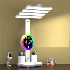 Lampada da tavolo a 4 teste con luce ambientale RGB e orologio, display data e ora, portapenne, lampada da scrivania, luce di lettura