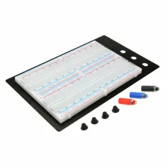 Piastra in alluminio nero riciclabile per test di circuiti senza saldatura su banco sperimentale con basetta breadboard da 1660 fori